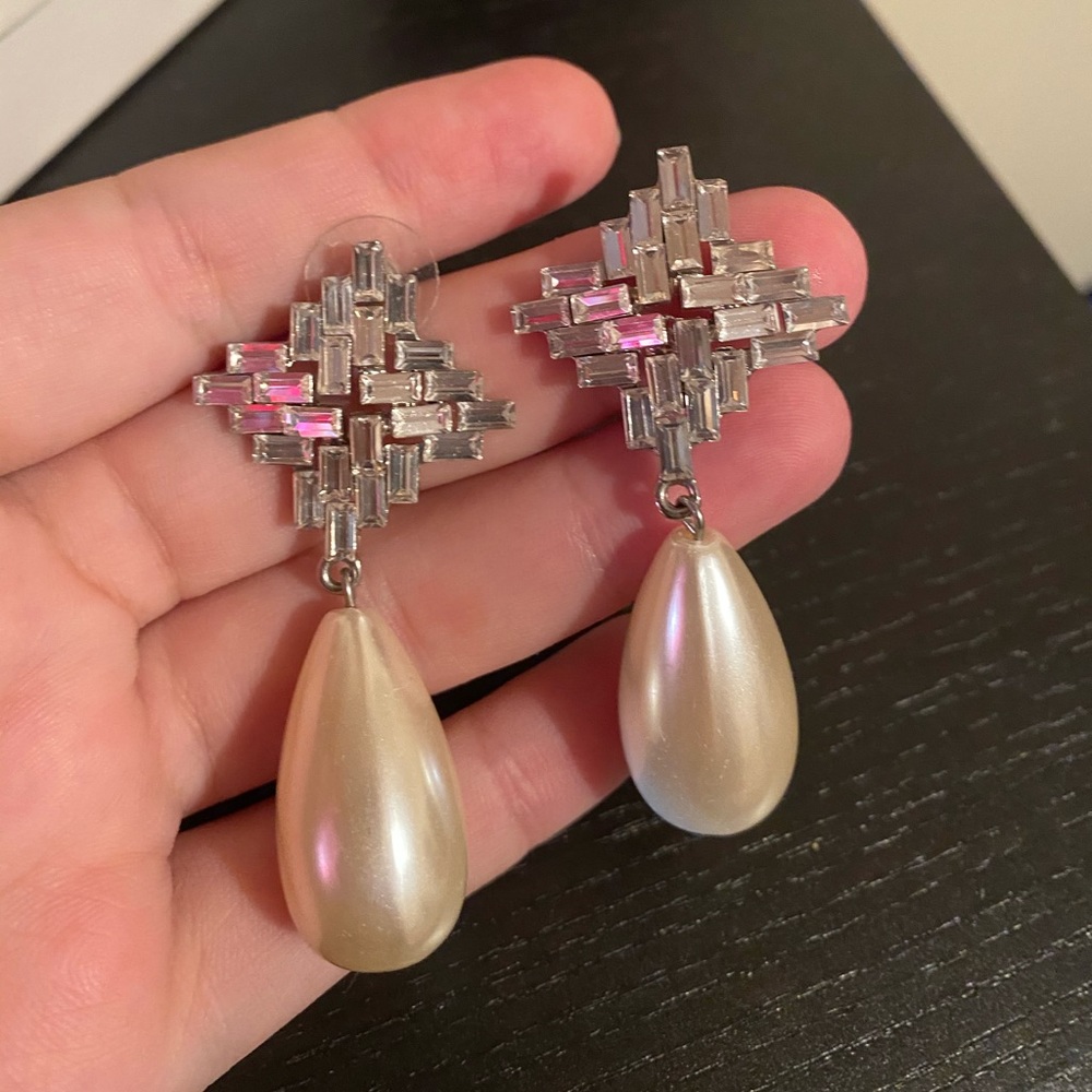 Cocktail pearl earrings.